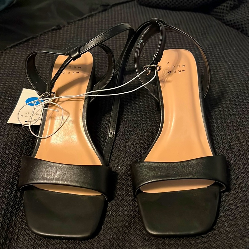 BNWT BLACK HEELS-A New Day